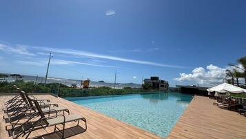 Luxury-Apartment, Poolzugang, Stadtblick | Pool