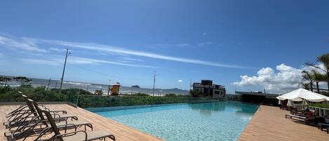 Appartamento Luxury, accesso alla piscina, vista città | Piscina | Piscina coperta, 2 piscine all'aperto, lettini