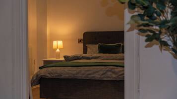 1 habitación, tabla de planchar con plancha, wifi gratis y ropa de cama