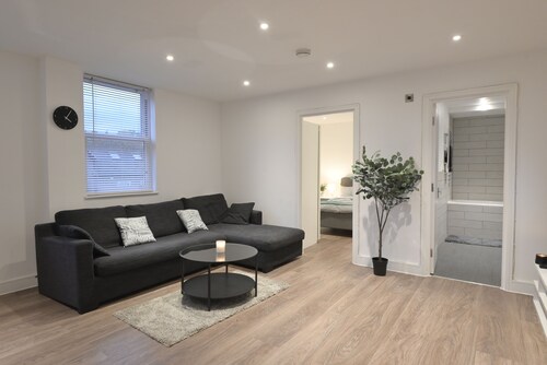 Apartment in Croydon - 1 Min walk to Train