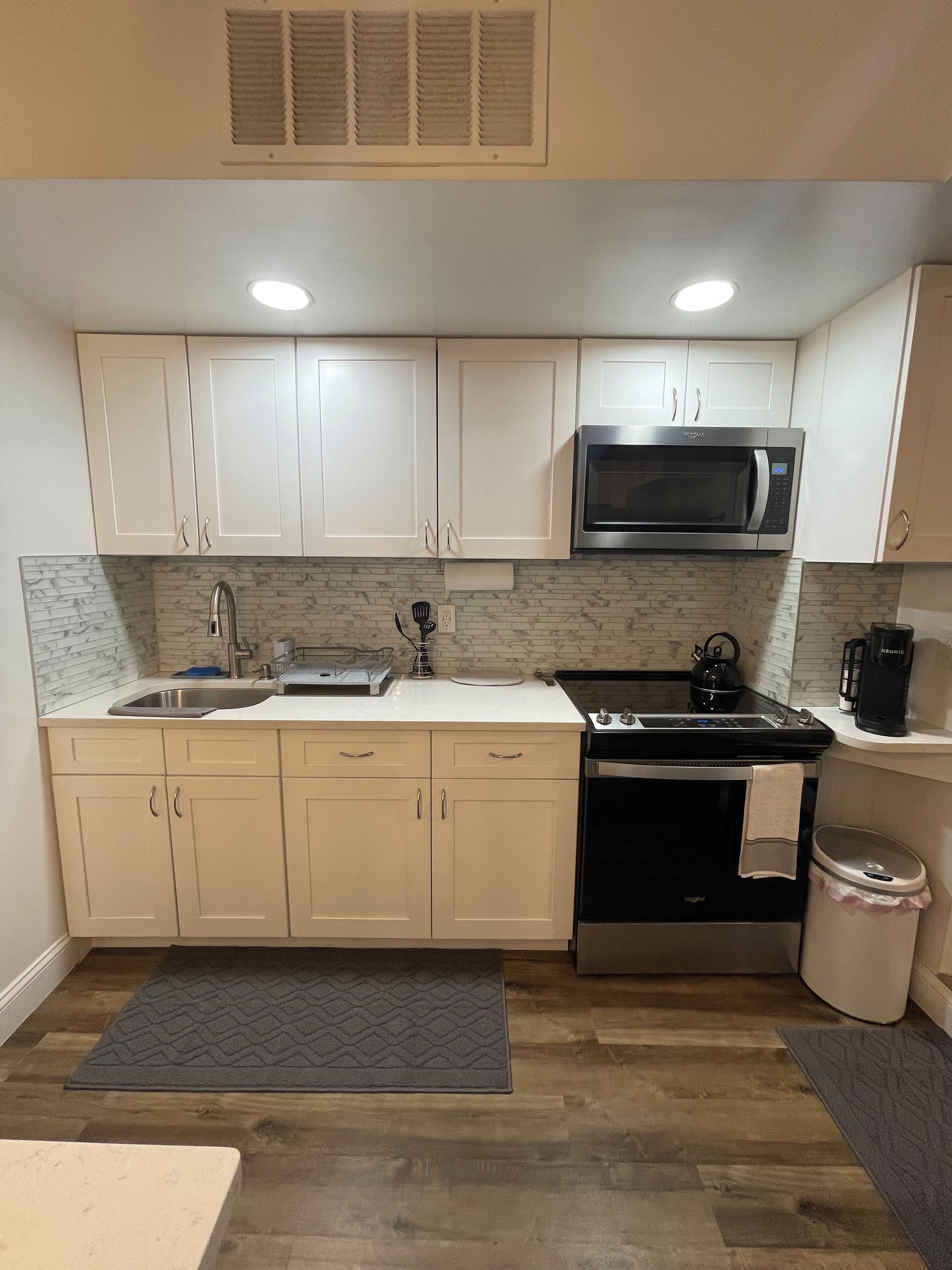 Kjøleskap, mikrobølgeovn, kokeplater og kaffetrakter/tekoker