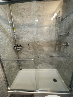 Free toiletries, towels, soap, shampoo - Modern 2BR Near NYC • Free Parking • Quiet Area (Yonkers)