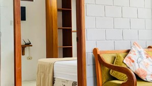 Familie appartement, balkon, uitzicht op de baai | Badkamer | Een douche, een haardroger, zeep, shampoo