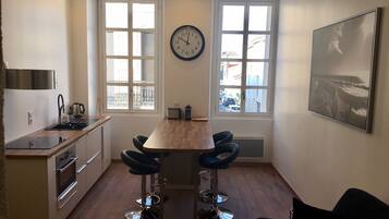 Een koelkast, een oven, een kookplaat, een koffiezetapparaat/waterkoker