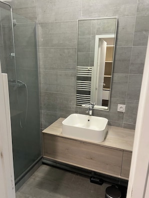 Dusche, Haartrockner, Handtücher, Toilettenpapier