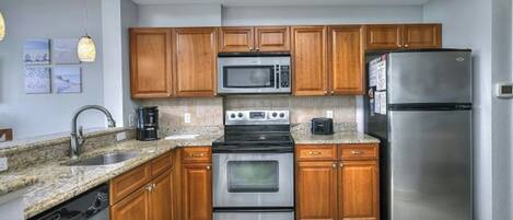 Kühlschrank, Mikrowelle, Ofen, Herdplatte