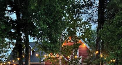 Chalet de la Baie with spa and sauna, waterfront