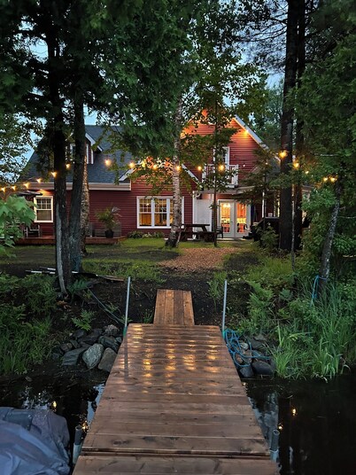 Chalet de la Baie with spa and sauna, waterfront
