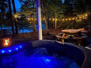 Outdoor spa tub - Chalet de la Baie with spa and sauna, waterfront (Beaulac-Garthby)