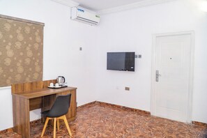 1 bedroom, desk - Ringruby Hotel Sangotedo (Lekki)