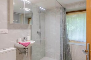 Amenidades de baño gratuitas, secadora de cabello, toallas 