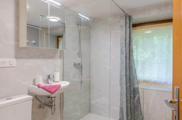 Articles de toilette gratuits, sĂšche-cheveux, serviettes fournies