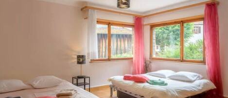 4 bedrooms, travel crib, bed sheets