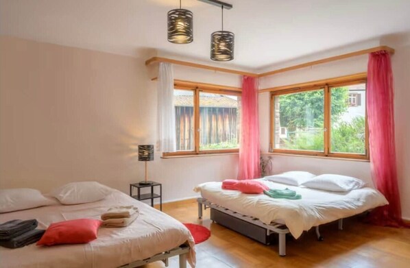 4 bedrooms, travel crib, bed sheets