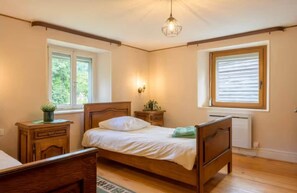 4 bedrooms, iron/ironing board, bed sheets