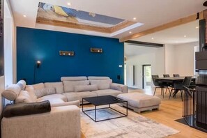 TV, fireplace, stereo