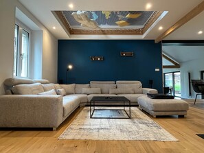 TV, fireplace, stereo