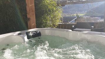 Bain à remous extérieur
