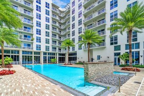 Outdoor pool - Comfort & Convenience: 2BR Unit with Free Parking! (Miami)
