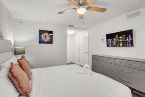 2 habitaciones, escritorio y tabla de planchar con plancha 