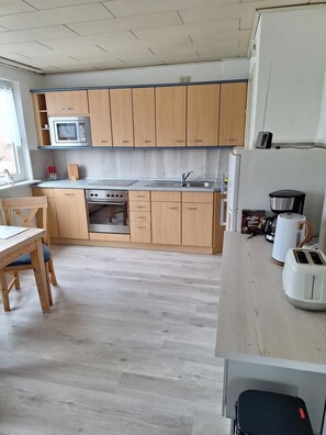 Een koelkast, een microgolfoven, een oven, een kookplaat