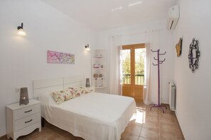 4 عدّة غرف نوم ومكواة/لوح كي وسرير سفر وواي فاي