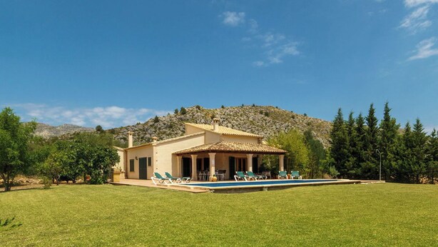 A single-story house with a swimming pool, surrounded by a well-maintained lawn and trees. - Finca Carlotta with pool, garden, A/C in the bedrooms, Wifi, beach approx. 4 km (IB)