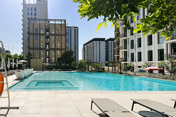 Una piscina al aire libre