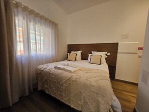 Työpöytä, silitysrauta/-lauta, Wi-Fi, vuodevaatteet