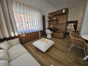 Escritorio, tabla de planchar con plancha, wifi y ropa de cama 