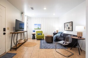 TV - The Ace, 1BR King Duplex by Velvet Ditch Villas (Oxford)
