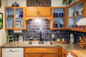 Fridge, microwave, oven, stovetop - The Ace, 1BR King Duplex by Velvet Ditch Villas (Oxford)