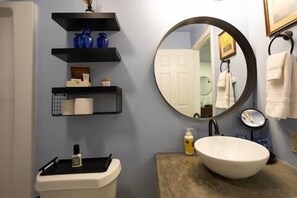 Hair dryer, towels - The Ace, 1BR King Duplex by Velvet Ditch Villas (Oxford)