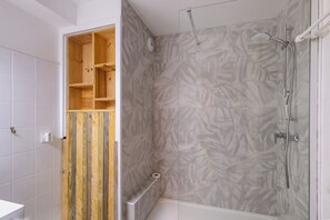 Dusche, Haartrockner, Handtücher