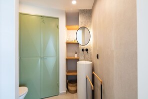 Een douche, milieuvriendelijke toiletartikelen, een haardroger