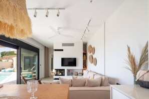 Smart TV, fireplace, stereo