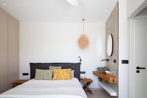 2 bedrooms, in-room safe, iron/ironing board, free WiFi