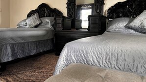 Premium bedding, Tempur-Pedic beds, desk, laptop workspace - Hotel River Blue (Tlacotalpan)