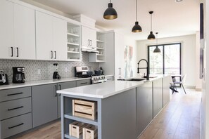 Nhà liên kế Cao cấp, quang cảnh sân vườn | Bếp riêng | Tủ lạnh, lò vi sóng, lò nướng, bếp nấu 