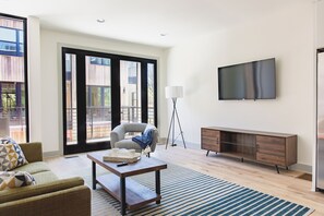 Nhà liên kế Cao cấp, quang cảnh sân vườn | Khu phòng khách