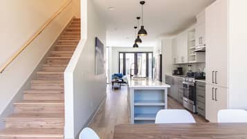 Casa de ciudad de lujo, vista al patio | Cocina privada | Refrigerador con congelador, microondas, horno y parrilla de estufa
