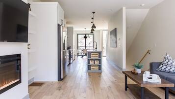 Casa de ciudad de lujo, vista al patio | Área de sala de estar