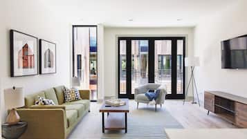Luxury Townhome, Courtyard View | Living area