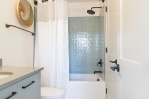 Luxury Townhome, Courtyard View | Bathroom | Combined shower/tub, hair dryer, towels, soap - The Trailhead Mews (Bentonville)