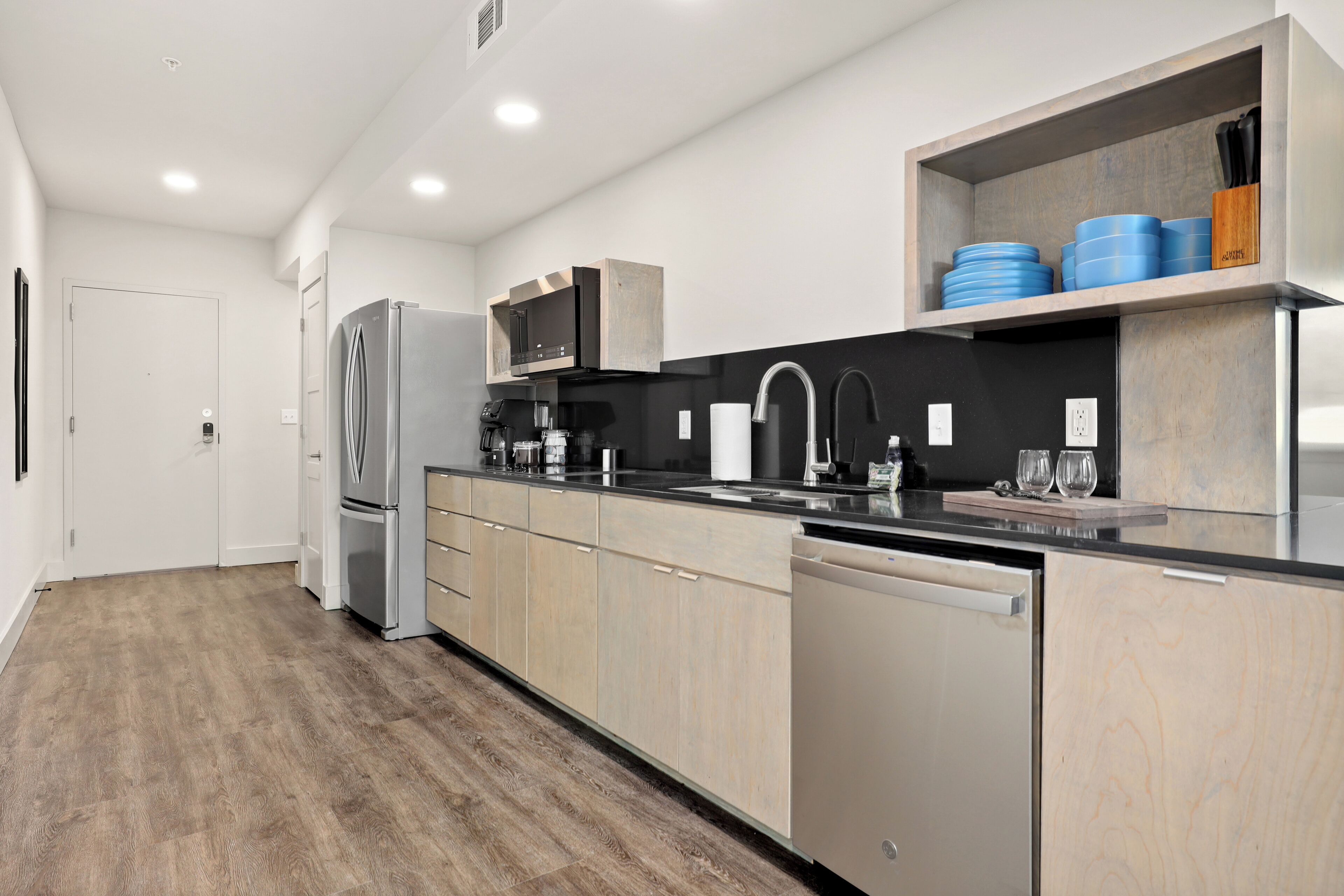 Apartemen Comfort, pemandangan halaman | Dapur pribadi | Lemari es besar, microwave, dan mesin pencuci piring