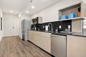 Departamento Confort, vista al patio | Cocina privada | Refrigerador con congelador, microondas y lavavajillas