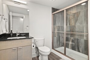 Appartamento Comfort, vista cortile | Bagno | Combinazione doccia/vasca, asciugacapelli, asciugamani, sapone
