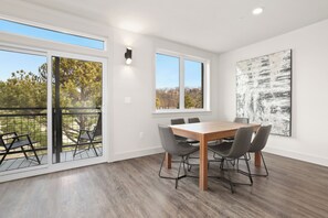 Appartement Confort, vue sur la cour intérieure | Aire de séjour