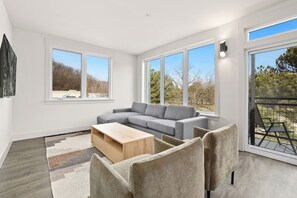 Departamento Confort, vista al patio | Área de sala de estar