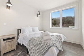 Departamento Confort, vista al patio | Espacio para trabajar con laptop y tabla de planchar con plancha